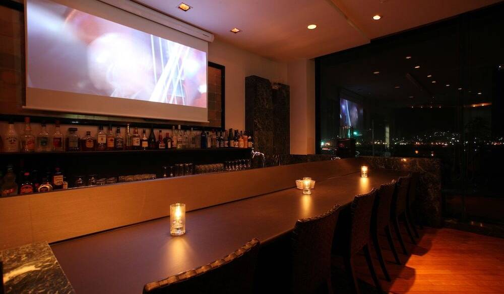 エステやバーで
夜の時間を満喫 / 2