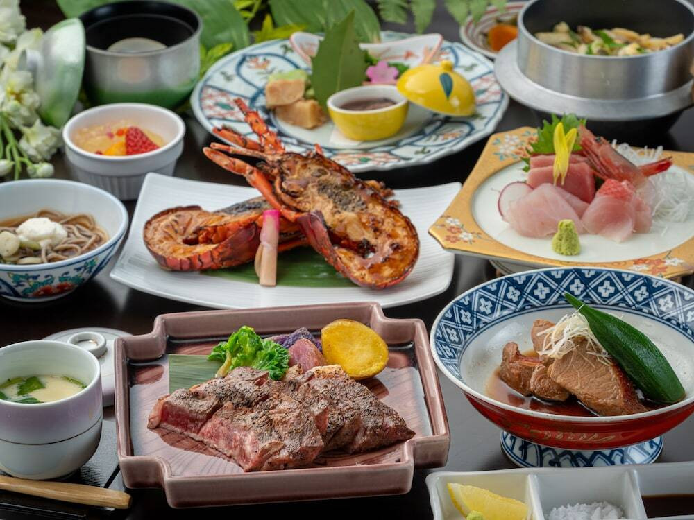 広い森の中に佇むクラシカルな旧迎賓館3931637