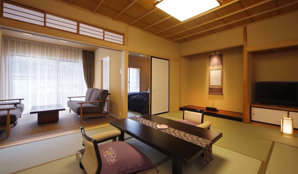 八番館 ベッド付和室一例 / 4