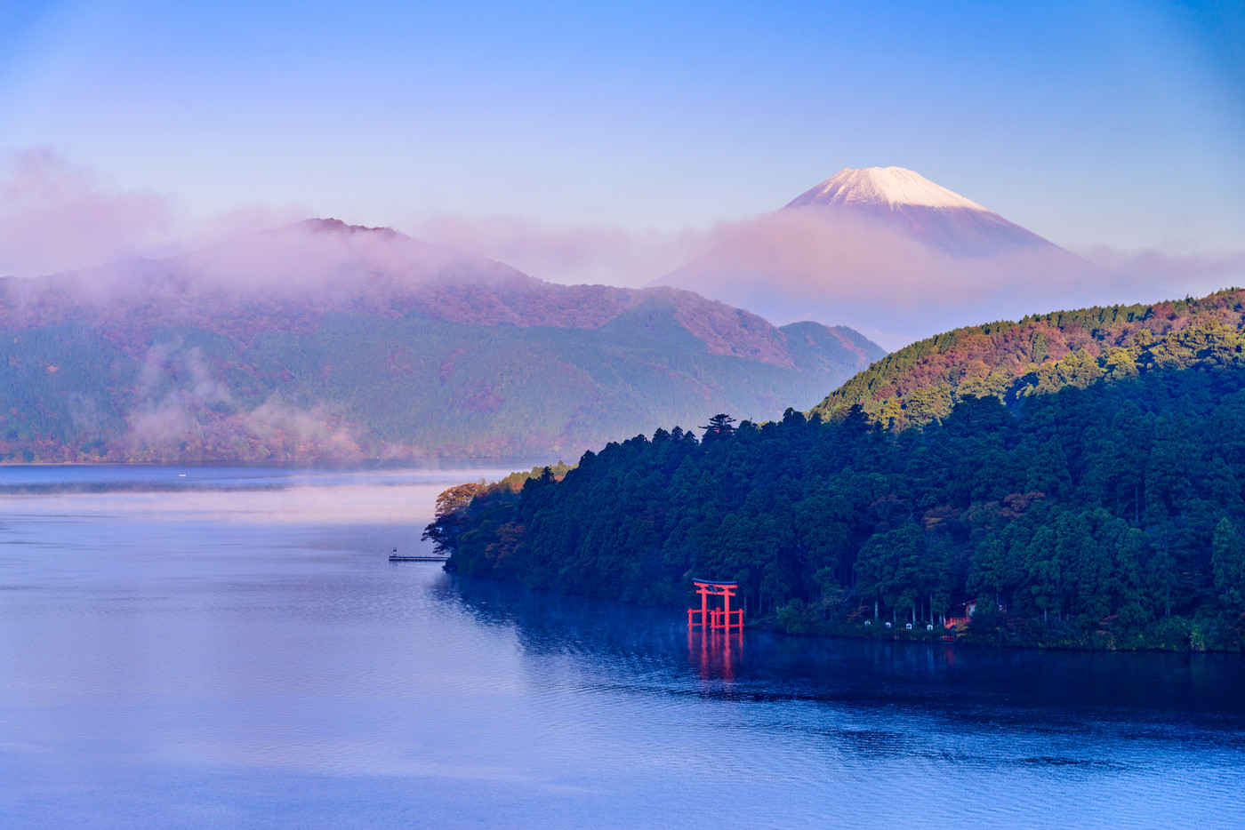 《神奈川県》箱根芦ノ湖から初冬の富士山