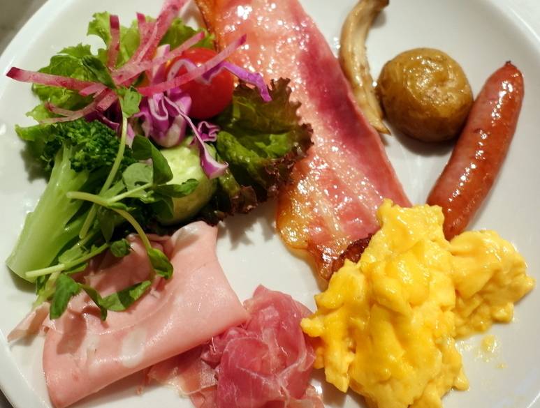 スープやパンなどの
華やかな朝食 / 2