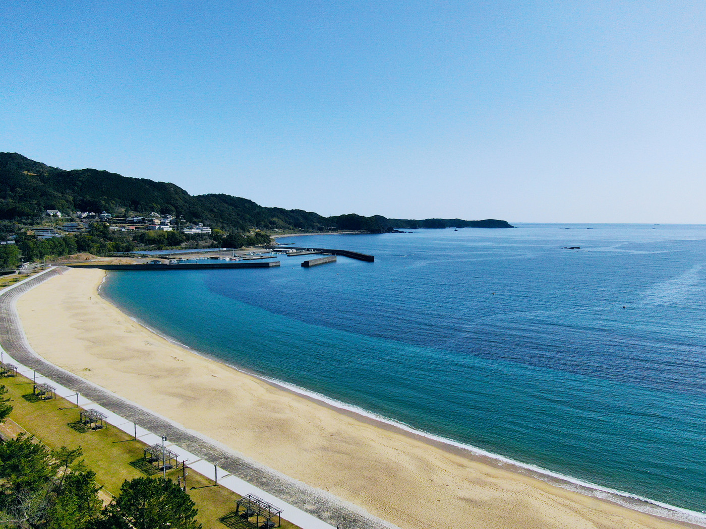 空から見る、ブルービーチ那智(那智海水浴場)
