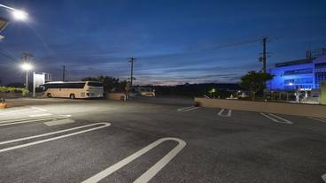 施設の正面 (日没後) / 3