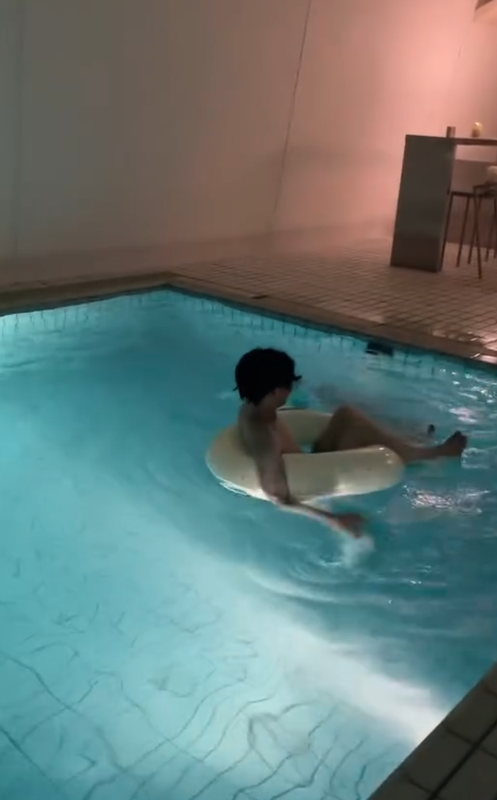 「プライベートプール」は水深が深め。浮き輪の持ち込みOKなので、プカプカ浮いて楽しみました。プールから上がると肌寒かったので、隣に温かいジャグジーがあり嬉しかったです / 6