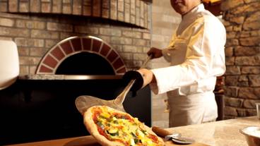 本格石窯で焼くピザ / 3