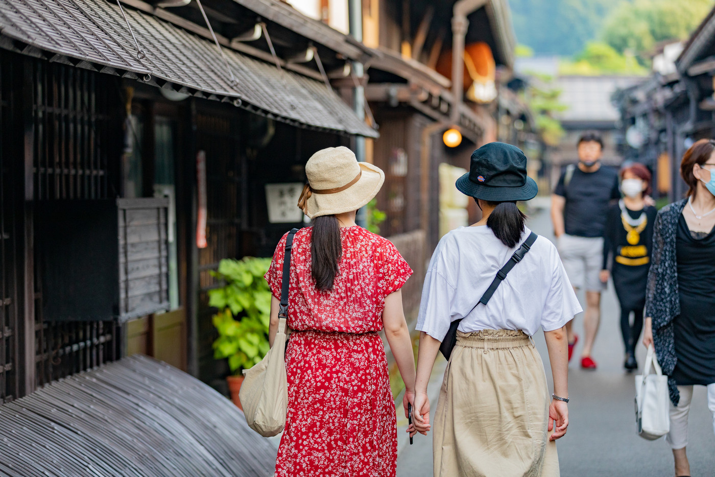 高山市を観光する若者