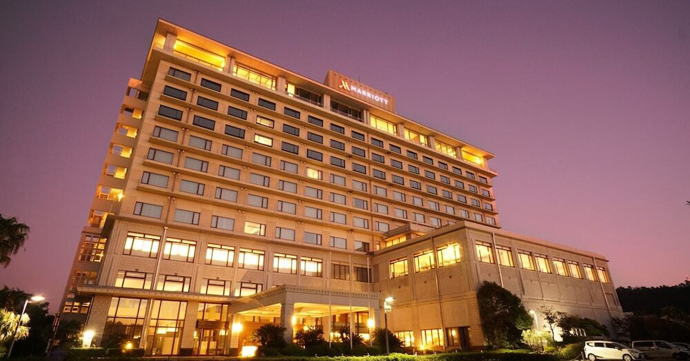 施設の正面 (日没後)