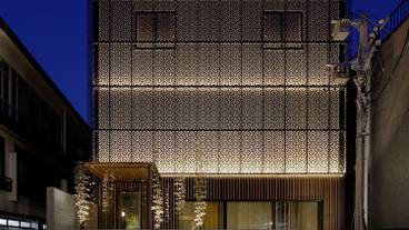 施設の正面 (日没後) / 3