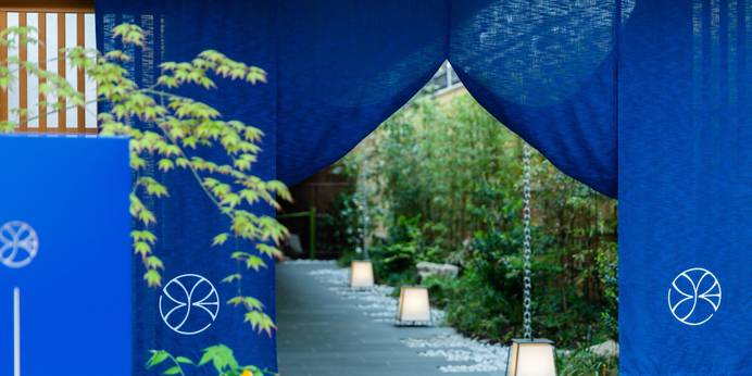 ONSEN RYOKAN YUEN SHINJUKU(温泉旅館 由縁 新宿)（東京都 スタンダードホテル）：深いブルーが美しい、和モダンなのれんが目印。石畳のアプローチが旅情をそそり、一歩踏み入れた瞬間から都会の喧騒を忘れられる。 / 1