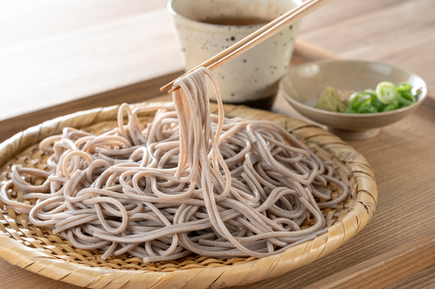 ザルに盛られた美味しそうなソバ