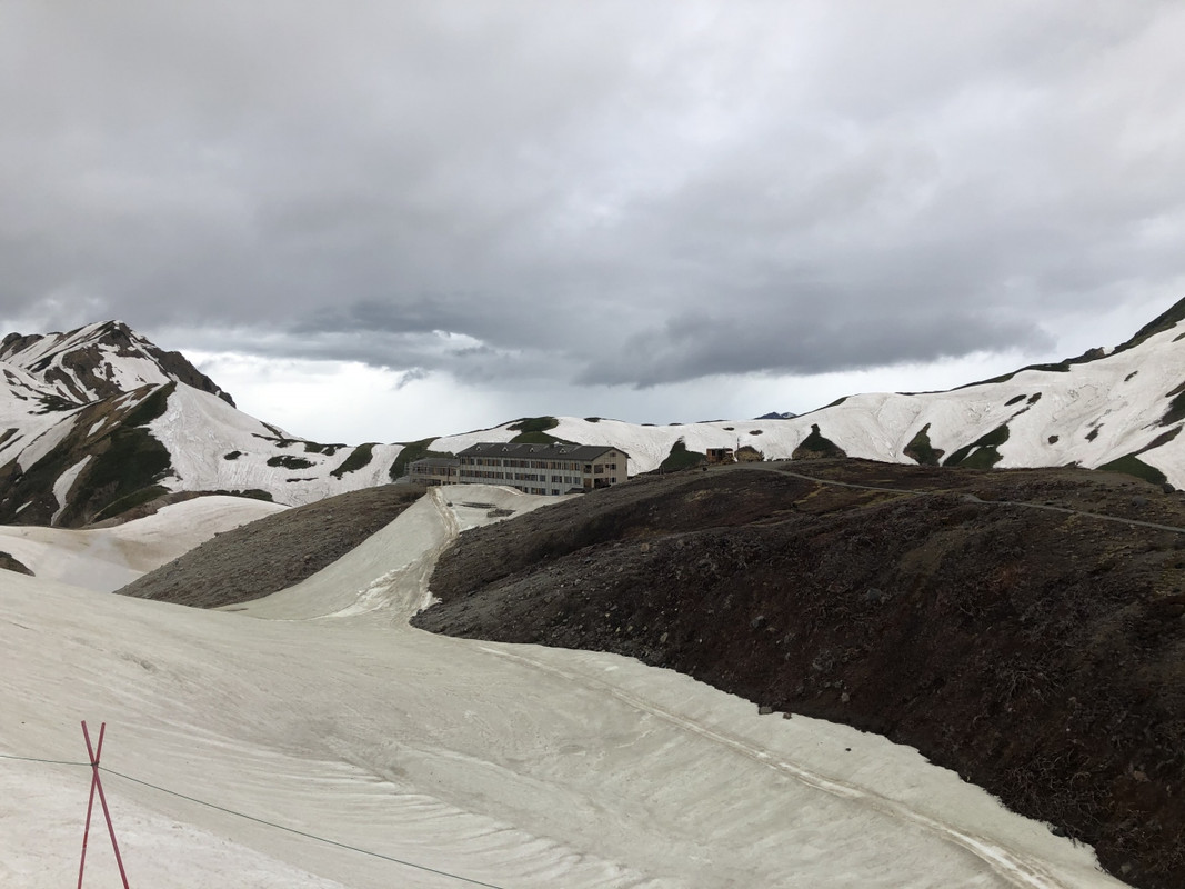 雪の中にポツンとみえる宿へのショートカットが欲しい