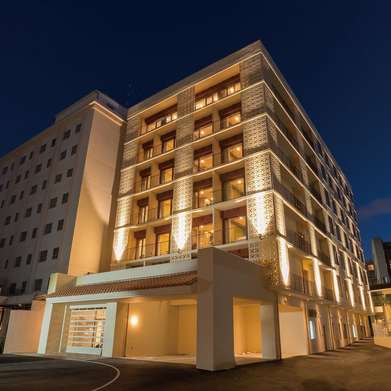 施設の正面 (日没後)