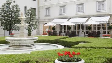 ホテルの中庭 / 14