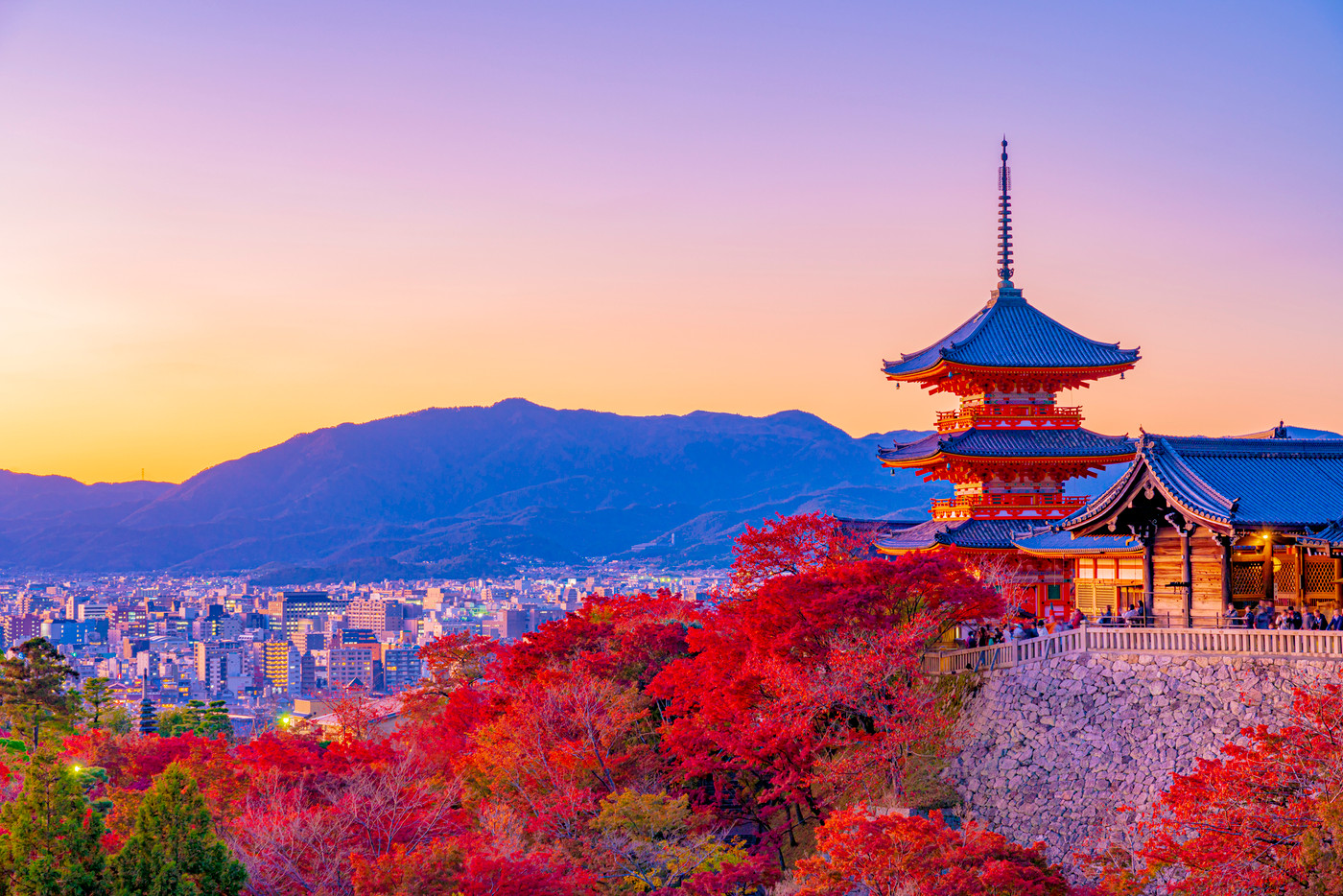 京都 秋の清水寺 三重塔