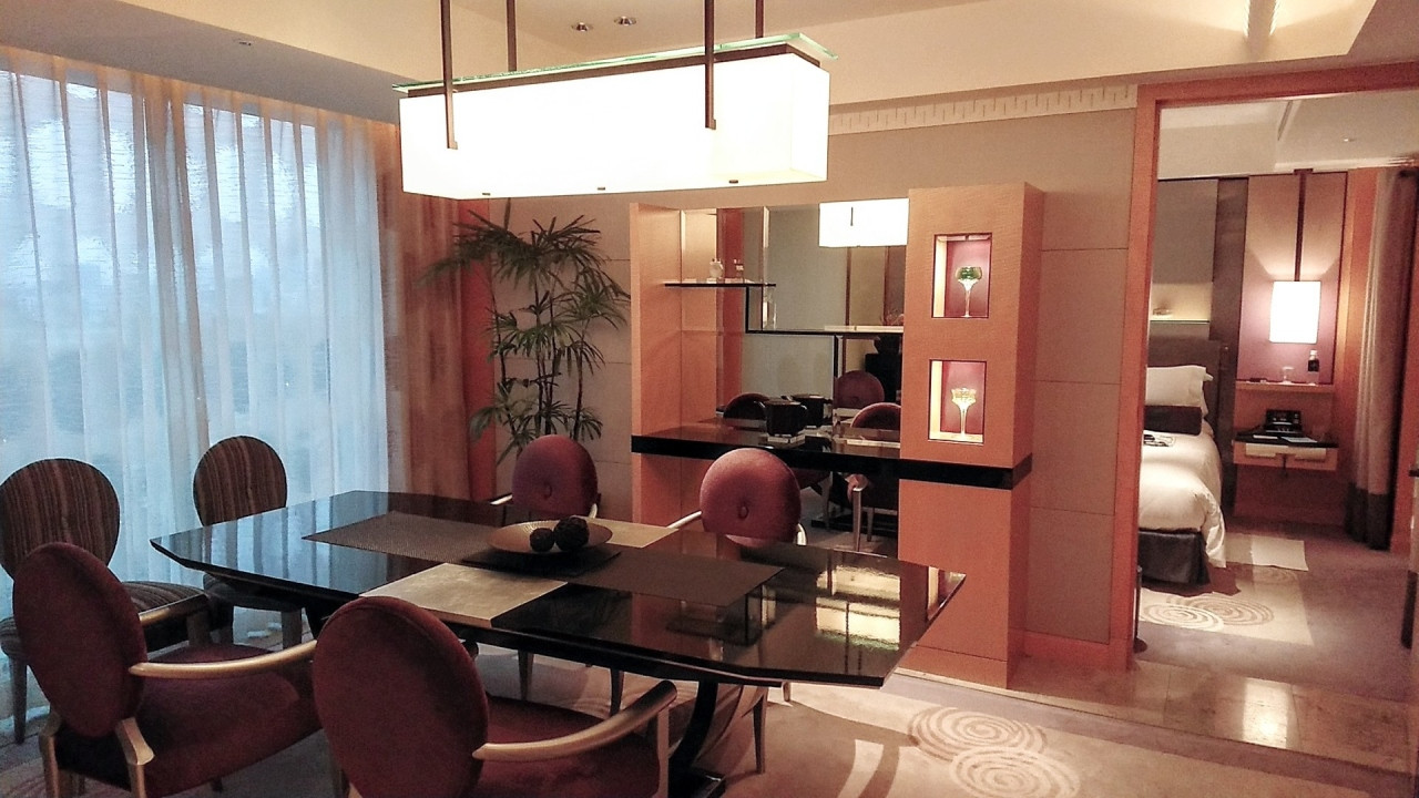 ダイニングから見えるベッドルーム