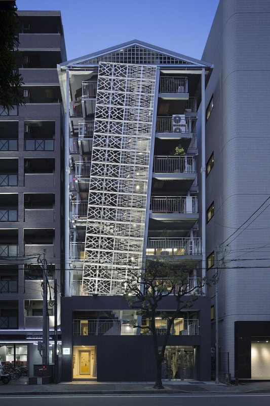 施設の正面 (日没後)