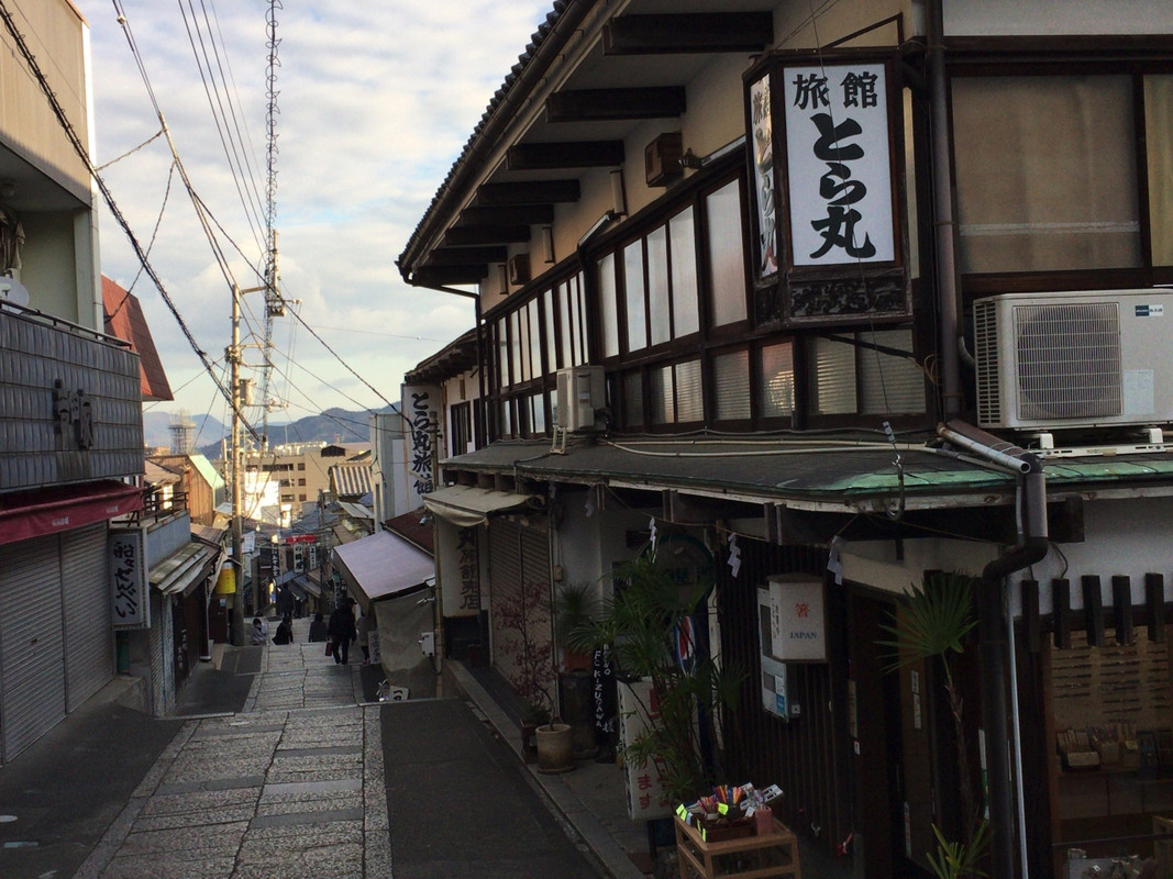 参道の100段目の好立地