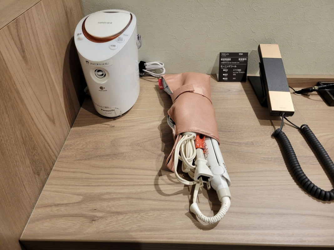 レディースルームにはヘアアイロン等もあり