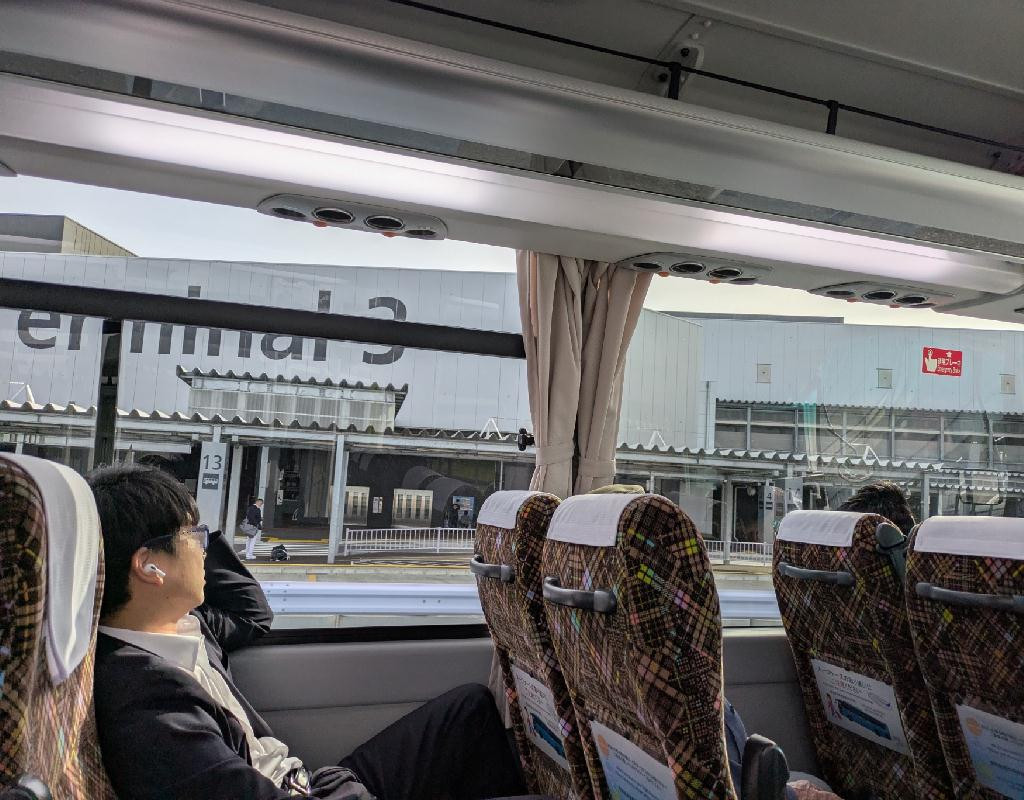 空港ターミナル前から無料の送迎バスが出ています。