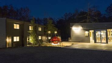 施設の正面 (日没後) / 9