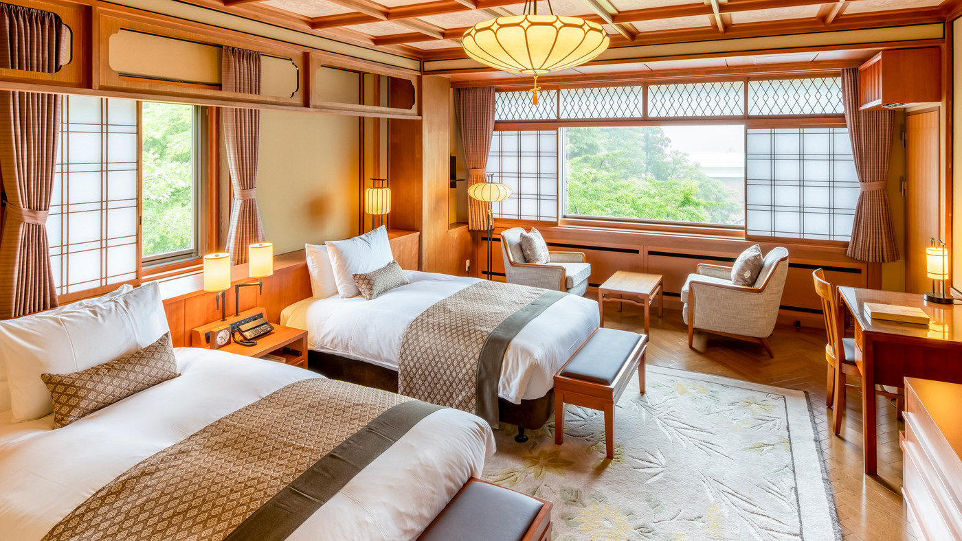 クラシックホテルの温水プールで優雅なひと時を4231703