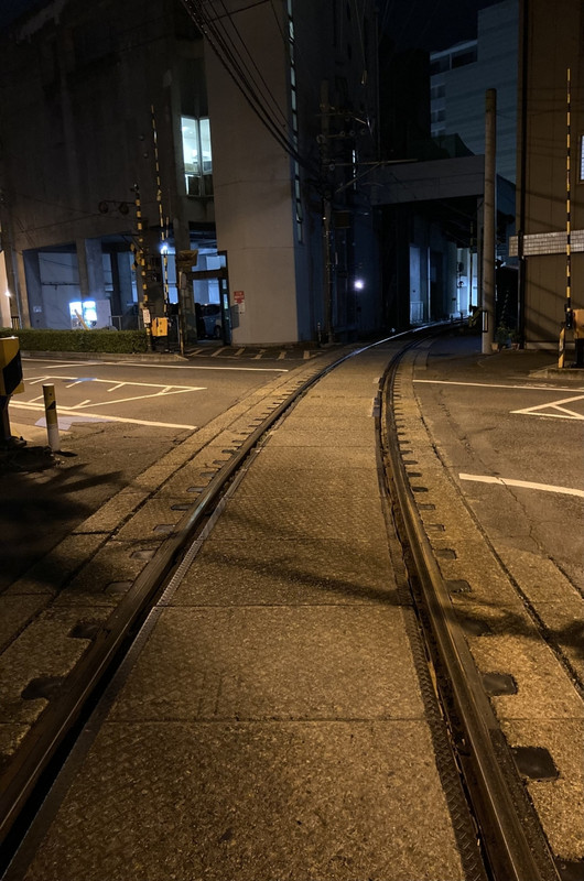 建物横を志度線(奥が瓦町駅)