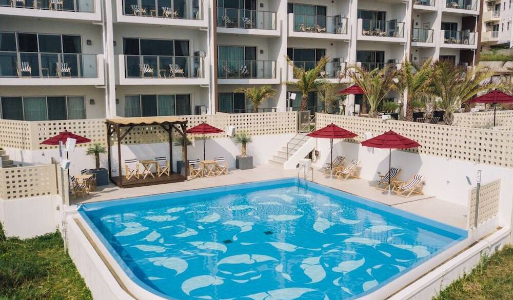 プール越しのコンドミニアム / 1