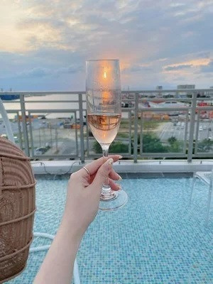 夕方のルーフトップは、太陽のオレンジとプールのブルーのコントラストがとても美しかったです！