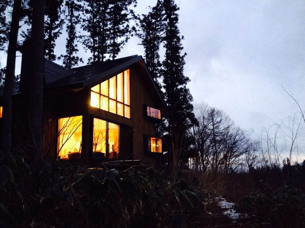 施設の正面 (日没後)