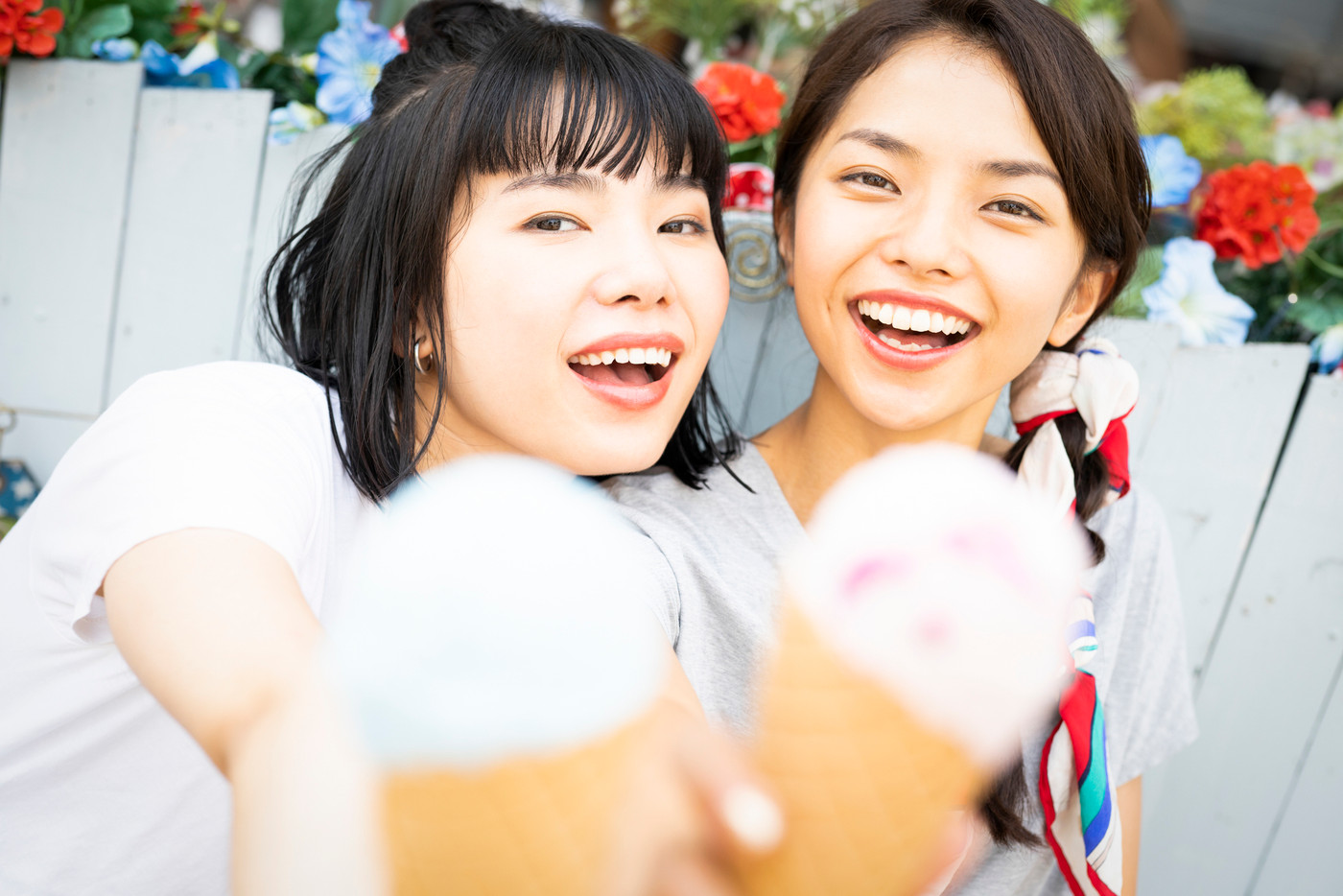 買い物を楽しむ女性 友達 食べ歩き
