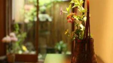 「野の花」が飾られたロビー / 1