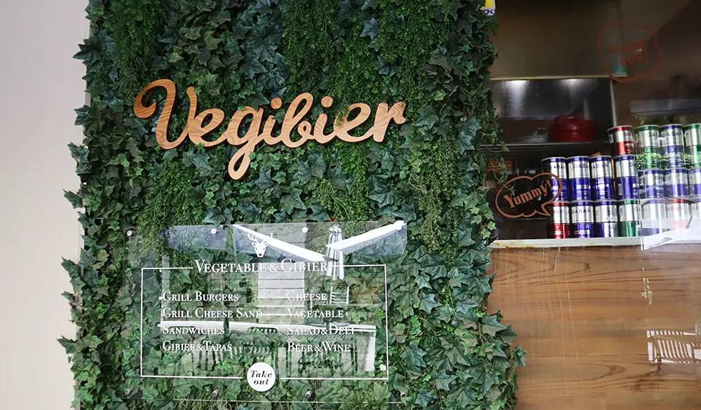 宿泊前にピーマン通りでランチを楽しむ人も多くいます。この日は山梨ならではのジビエが味わえる「べジビエ」で、鹿肉や猪肉を使ったランチへ。