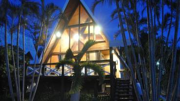 施設の正面 (日没後) / 1