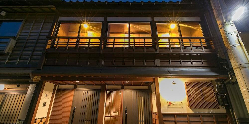 施設の正面 (日没後)