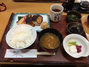 「京粕漬 魚久  銀座店」料理 597760 あじみせ定食は、味噌汁、小鉢、香物が付いてて1,620円