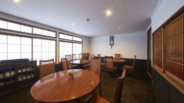 客室内のダイニングエリア / 8