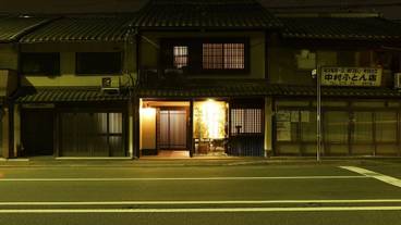 施設の正面 (日没後) / 4