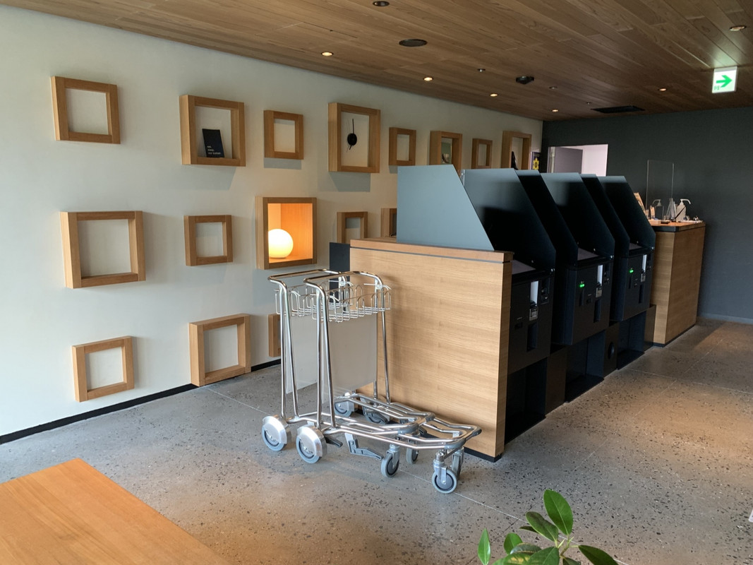 フロントの壁も外観に合わせて