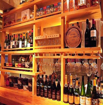 「ワインの酒場。ディプント 上野店」内観 1143323 シェルフも木製です。おしゃれな雰囲気♪