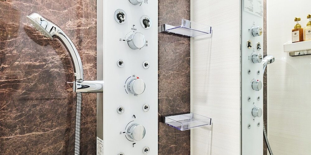 バスルームのシャワー