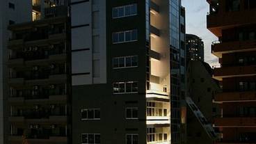 施設の正面 (日没後) / 2