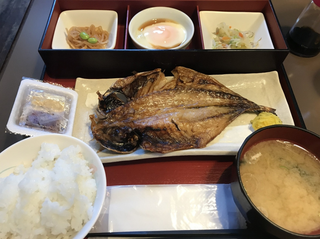 朝食、あじの開き