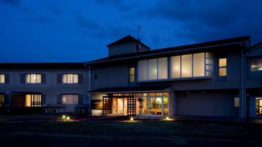 施設の正面 (日没後) / 1