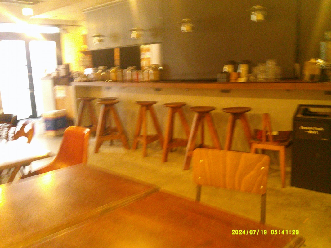 1Fはカフェですが、宿泊者は共有スペースとして利用可。