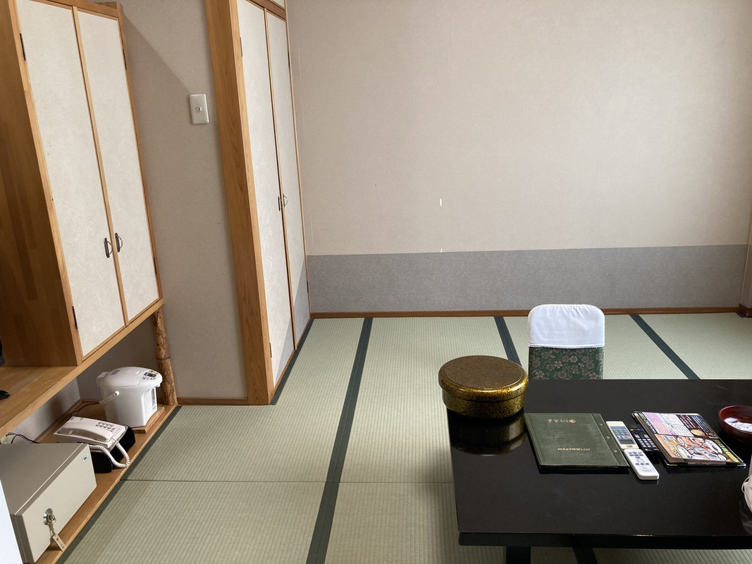 6畳和室はさすがに狭かったです。