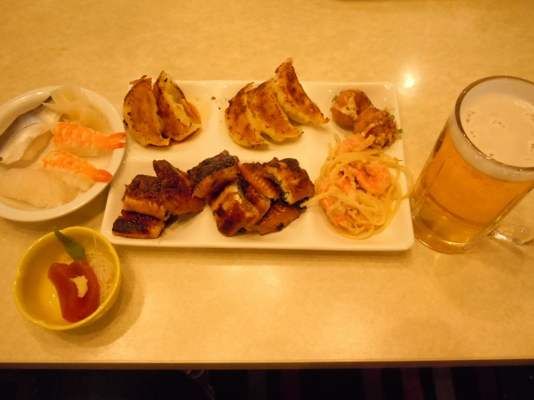 ブッフェ式夕食　食器はプラスチックがほとんど