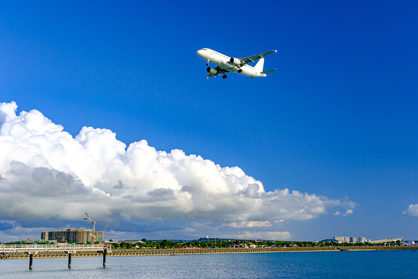 沖縄・那覇空港に着陸する旅客機