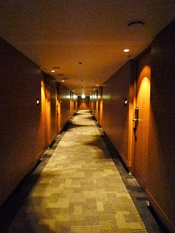 館内の廊下も間接照明