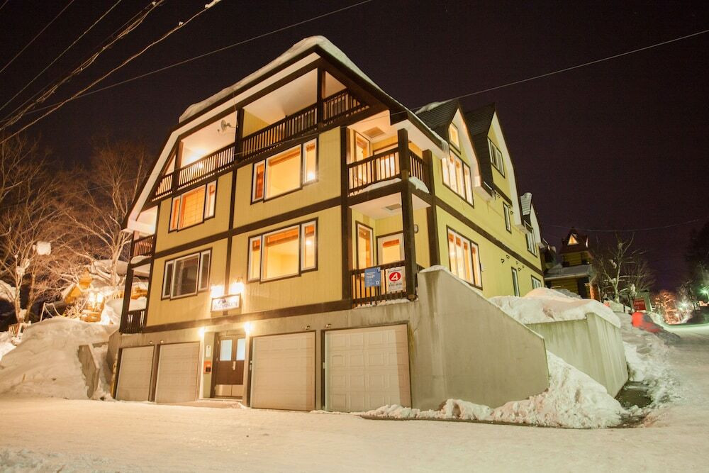 施設の正面 (日没後)