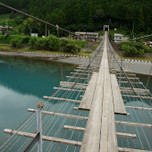 橋の下をSLが通過！静岡「塩郷の吊橋」でスリルを味わう恋旅を